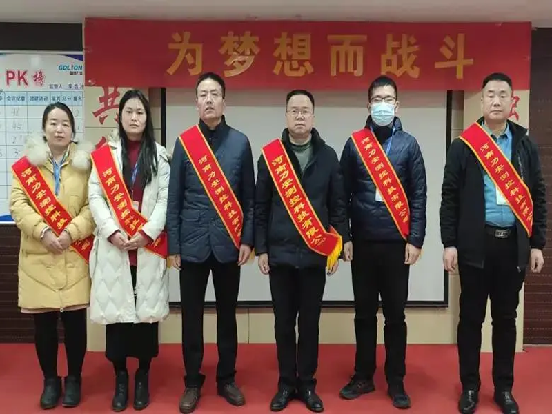 他們是一束光，為伊始照亮